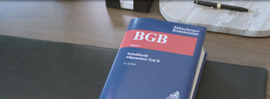 BGB Buch Cloose Schreibtisch Tastatur E1681301949419 (1) (1)
